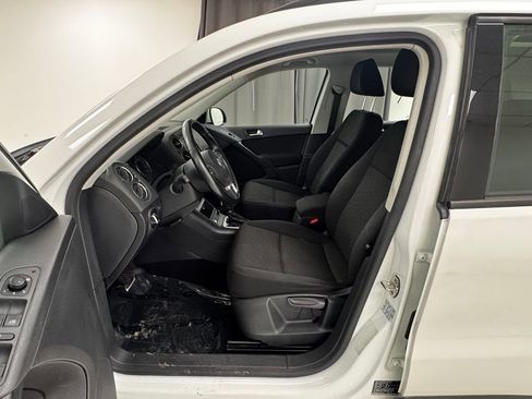 Used 2017 Volkswagen Tiguan S image 10