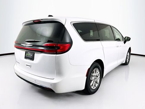 Used 2024 Chrysler Pacifica Touring-L image 9
