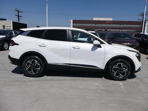 Used 2023 Kia Sportage LX FWD image 2