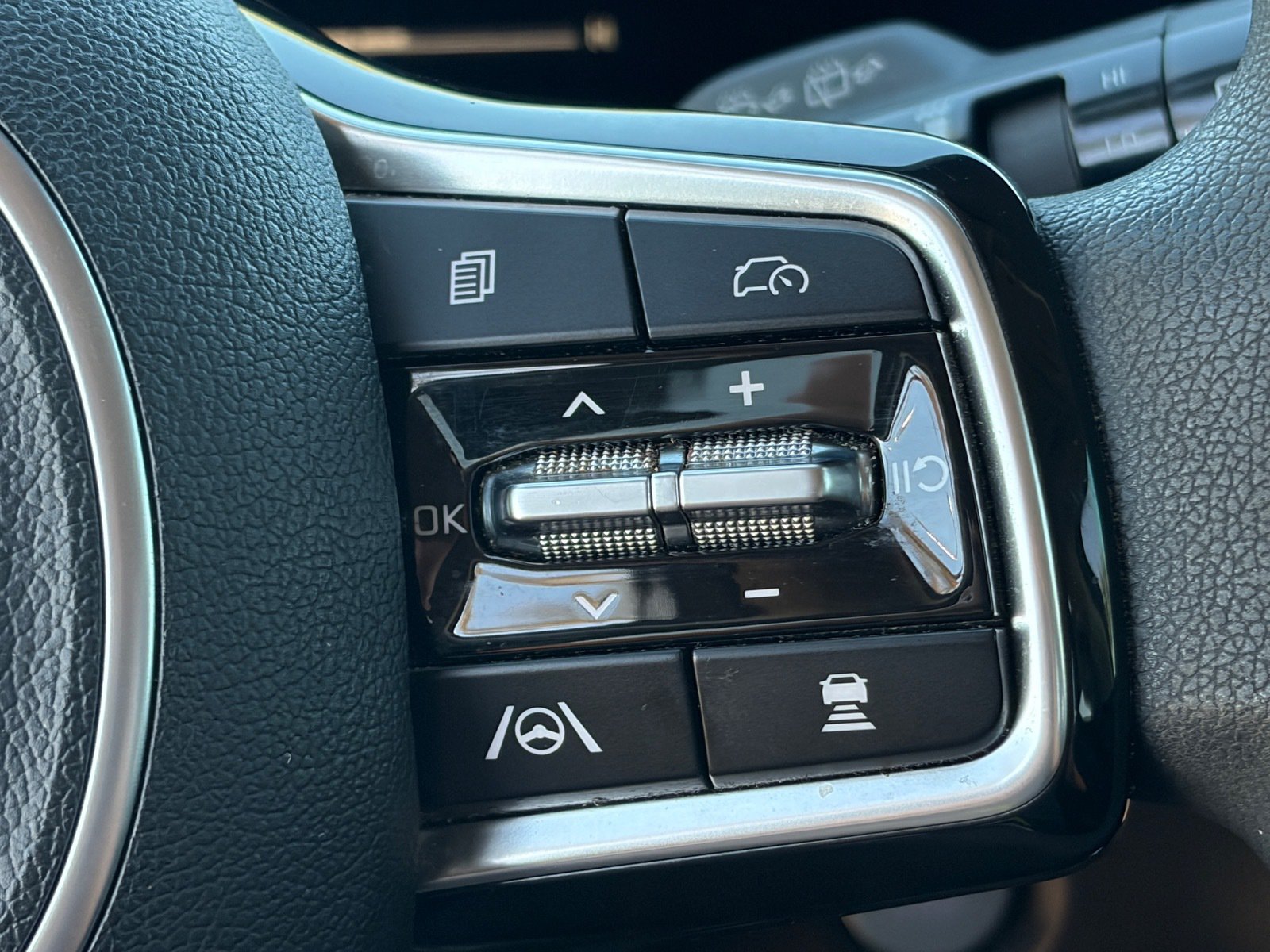 Certified 2025 Kia Sorento LX FWD image 23