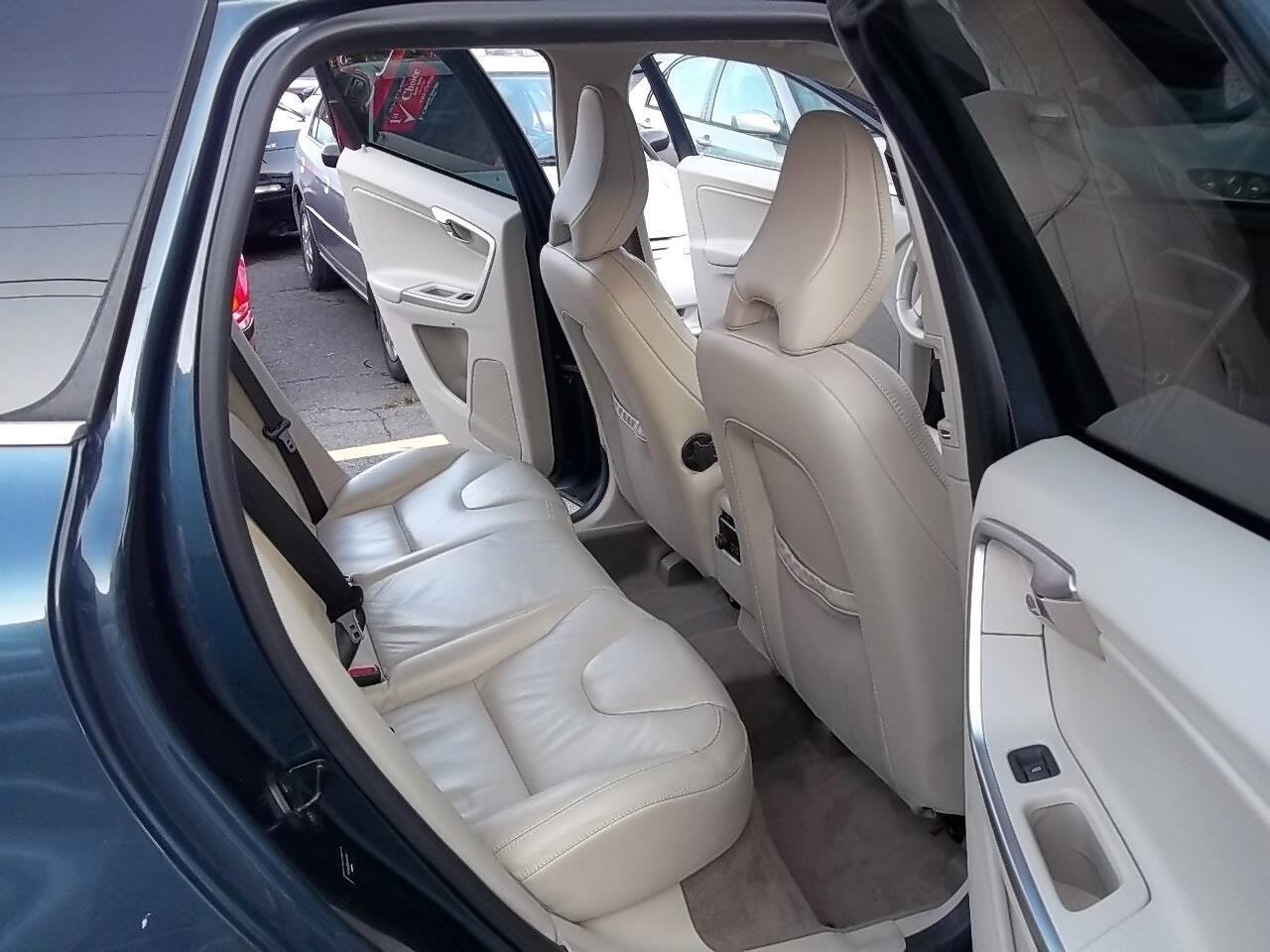 Used 2010 Volvo XC60 T6 AWD/4WD image 12