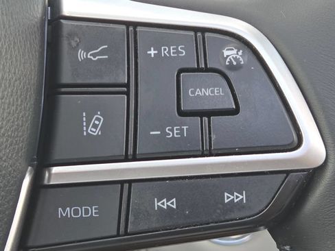 Used 2023 Toyota Highlander XLE FWD image 31