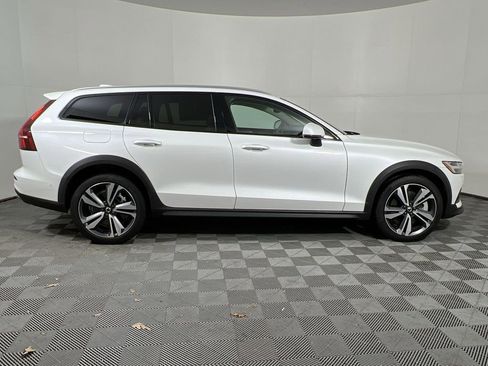 Certified 2025 Volvo V60 B5 Cross Country Plus image 11