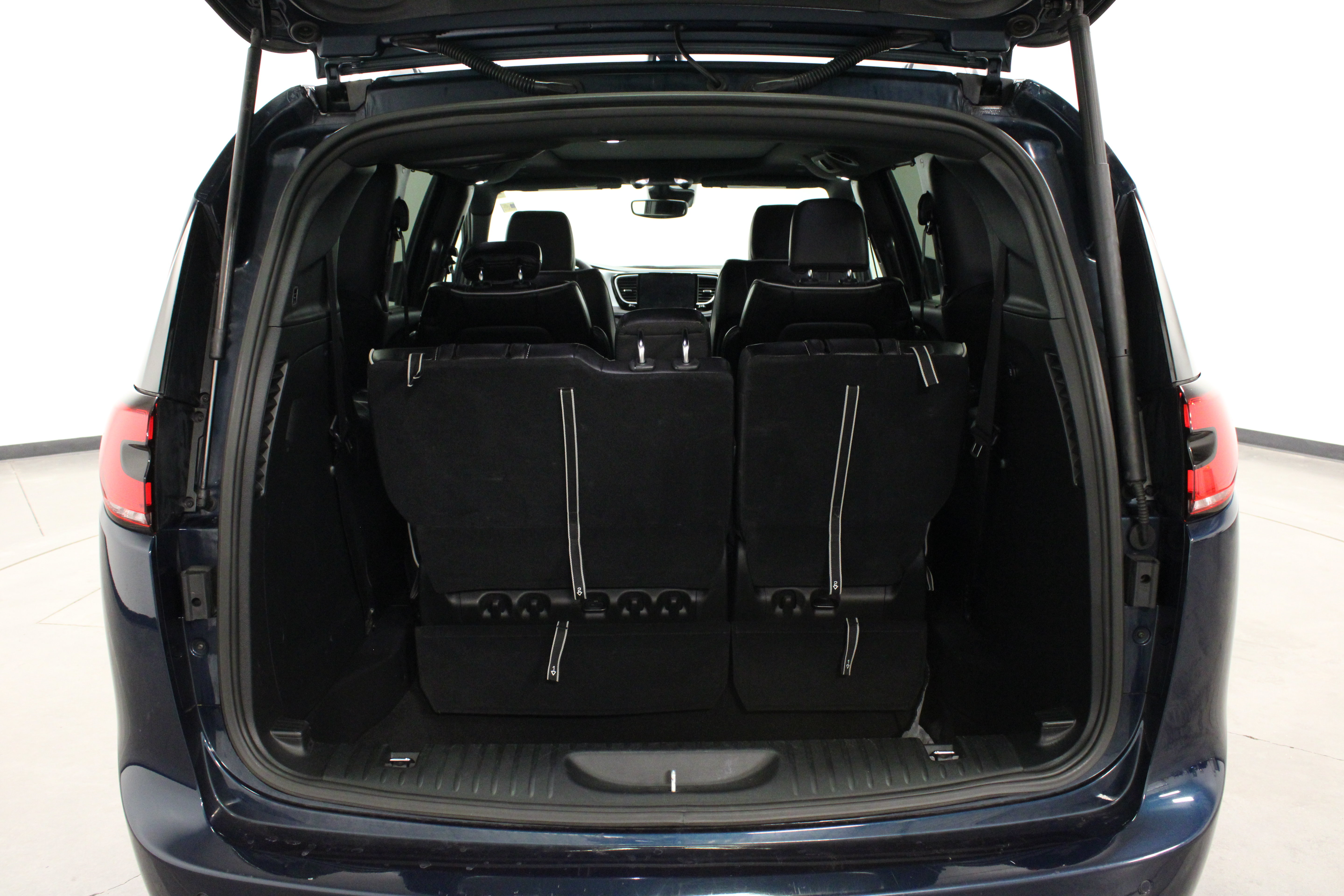 Used 2025 Chrysler Pacifica Limited FWD image 13