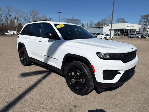 Used 2023 Jeep Grand Cherokee Altitude image 9