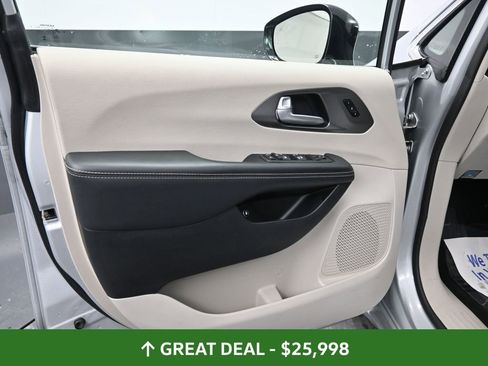 Used 2024 Chrysler Pacifica Limited FWD image 28