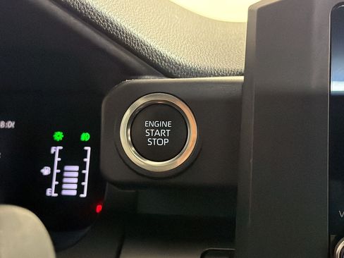 Used 2025 Toyota 4Runner SR5 AWD/4WD image 17