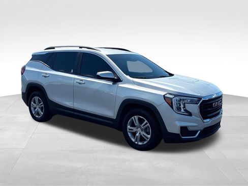 Used 2022 GMC Terrain SLE w/ Driver Convenience Package FWD image 2