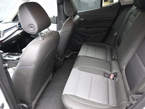 Used 2025 Chevrolet Trax LT w/ LT Convenience Package FWD image 9
