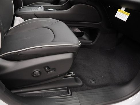New 2026 Chrysler Pacifica Limited image 34