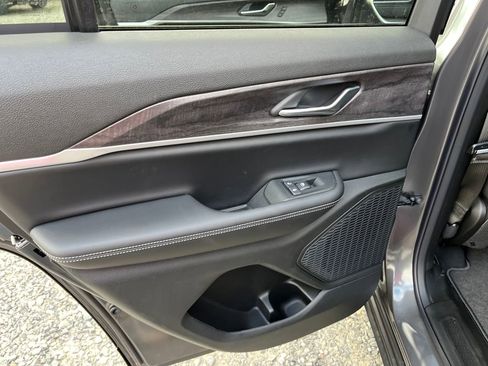 New 2025 Jeep Grand Cherokee Limited w/ Black Appearance Package image 32