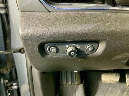 Used 2021 Chevrolet Traverse LT image 20