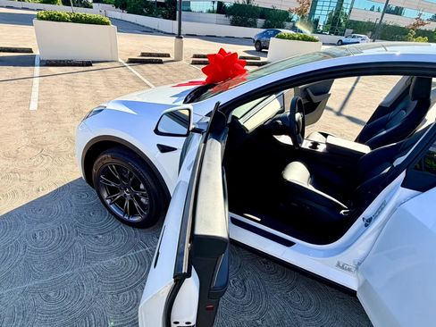 Used 2025 Tesla Model Y Long Range AWD/4WD image 34