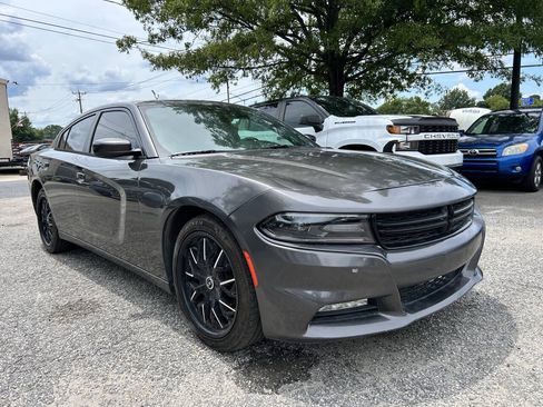 Used 2017 Dodge Charger SXT RWD image 2
