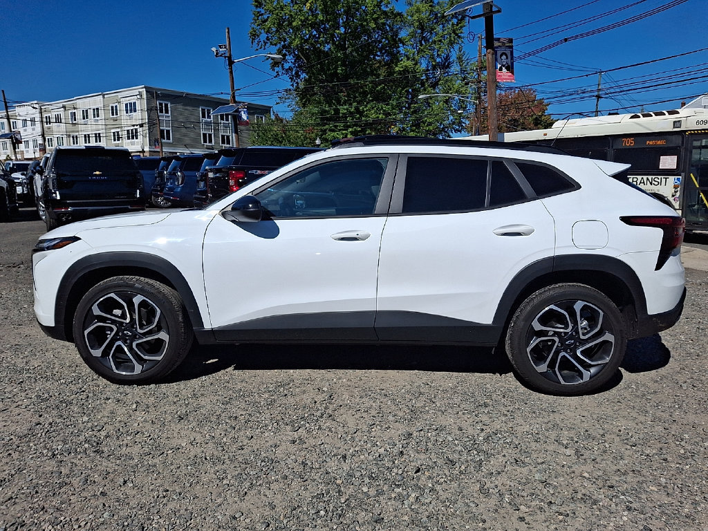 Used 2024 Chevrolet Trax RS w/ Sunroof Package FWD image 4