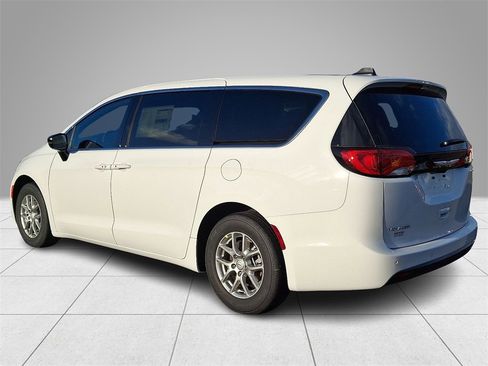 New 2026 Chrysler Voyager LX image 4