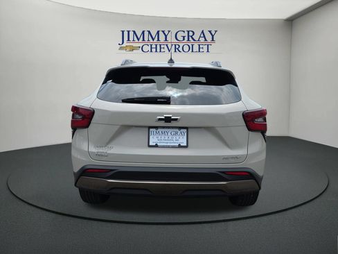 New 2026 Chevrolet Trax ACTIV w/ Sunroof Package FWD image 4