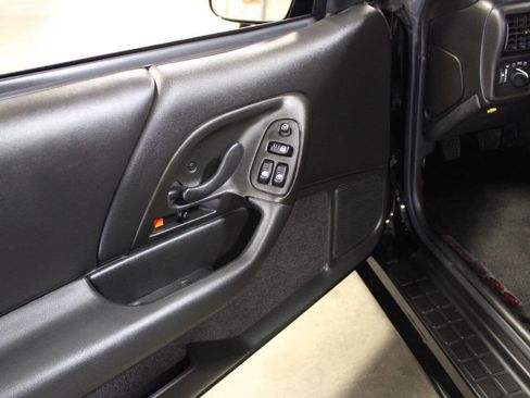 Used 2000 Chevrolet Camaro Z28 w/ SS Performance/Appearance Pkg image 33