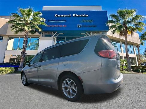 Used 2018 Chrysler Pacifica Touring w/ Tire & Wheel Group image 7