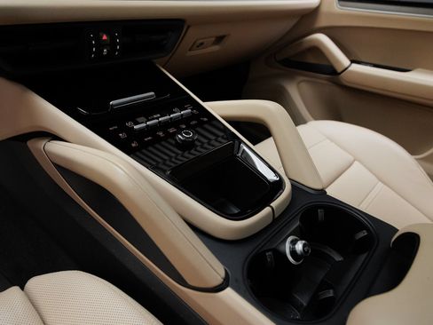 Certified 2025 Porsche Cayenne S AWD/4WD image 25