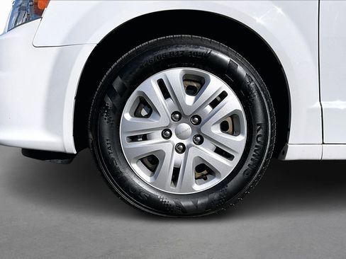 Used 2018 Dodge Grand Caravan SE w/ UConnect Hands-Free Group image 8