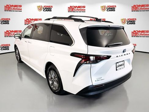 Used 2025 Toyota Sienna XLE AWD/4WD image 2