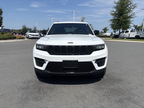 Used 2025 Jeep Grand Cherokee Altitude AWD/4WD image 3