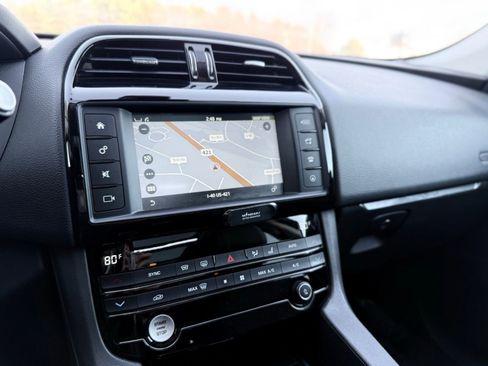 Used 2018 Jaguar F-PACE Premium image 37
