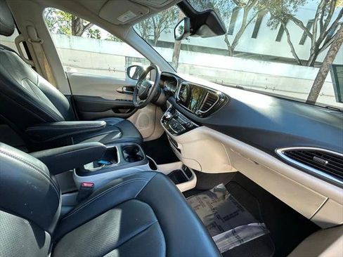 Certified 2023 Chrysler Pacifica Touring-L FWD image 33