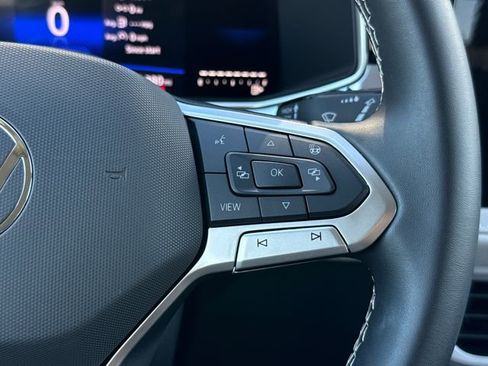 Used 2025 Volkswagen Taos SE image 27