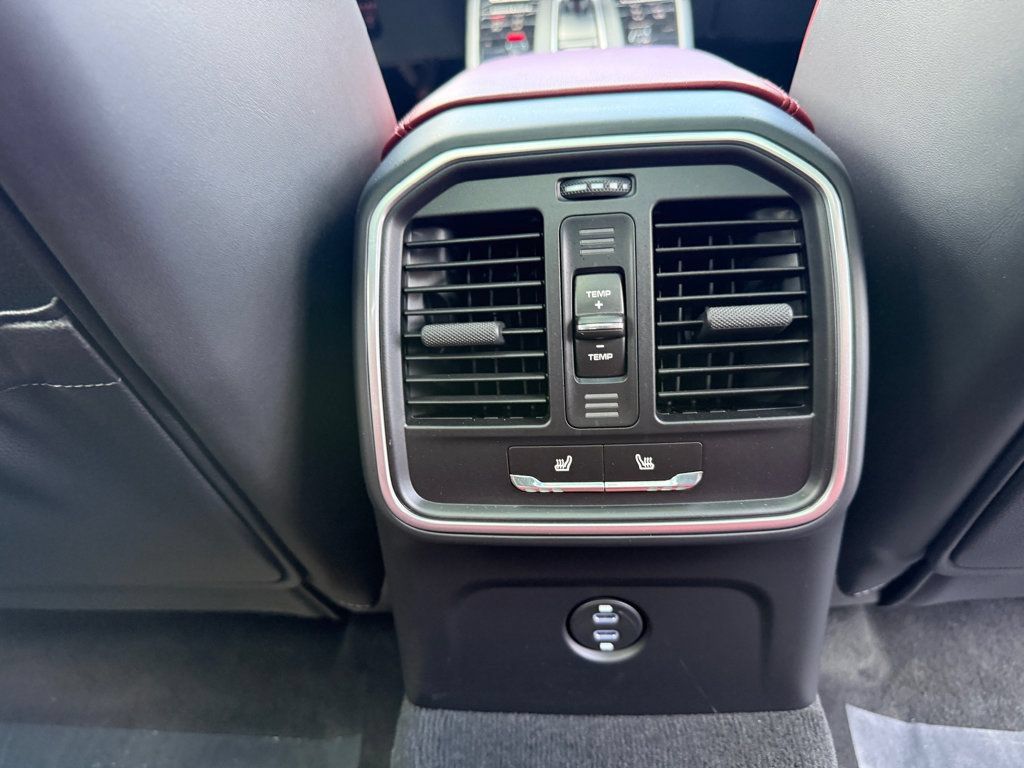 Used 2026 Porsche Macan AWD/4WD image 33
