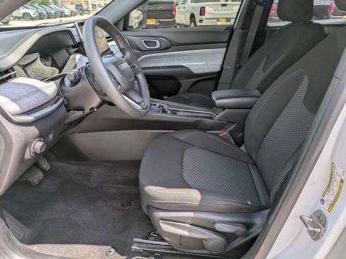 Used 2023 Jeep Compass Sport image 9