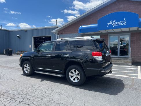 Used 2010 Toyota 4Runner SR5 AWD/4WD image 3