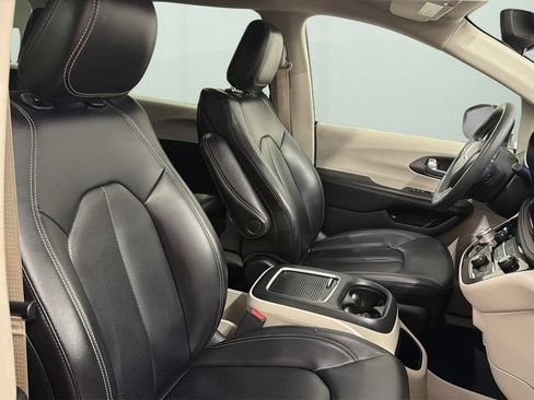Used 2023 Chrysler Pacifica Touring-L FWD image 9