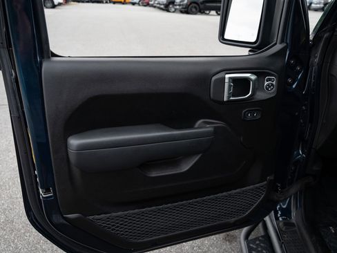 Used 2025 Jeep Gladiator Mojave AWD/4WD image 16