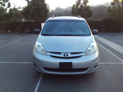 Used 2004 Toyota Sienna XLE FWD image 1