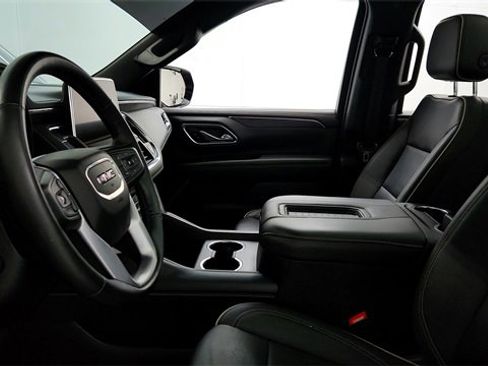 Used 2023 GMC Yukon SLT w/ SLT Luxury Package image 12