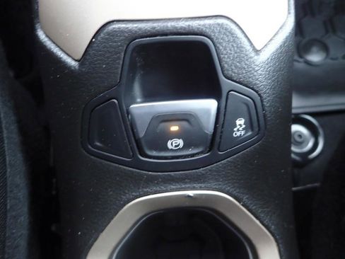 Used 2016 Jeep Renegade Latitude FWD image 21