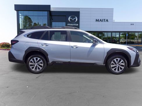 Used 2025 Subaru Outback Premium AWD/4WD image 2