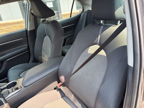 Used 2022 Toyota Camry LE FWD image 3