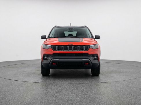 Used 2025 Jeep Compass Trailhawk image 2