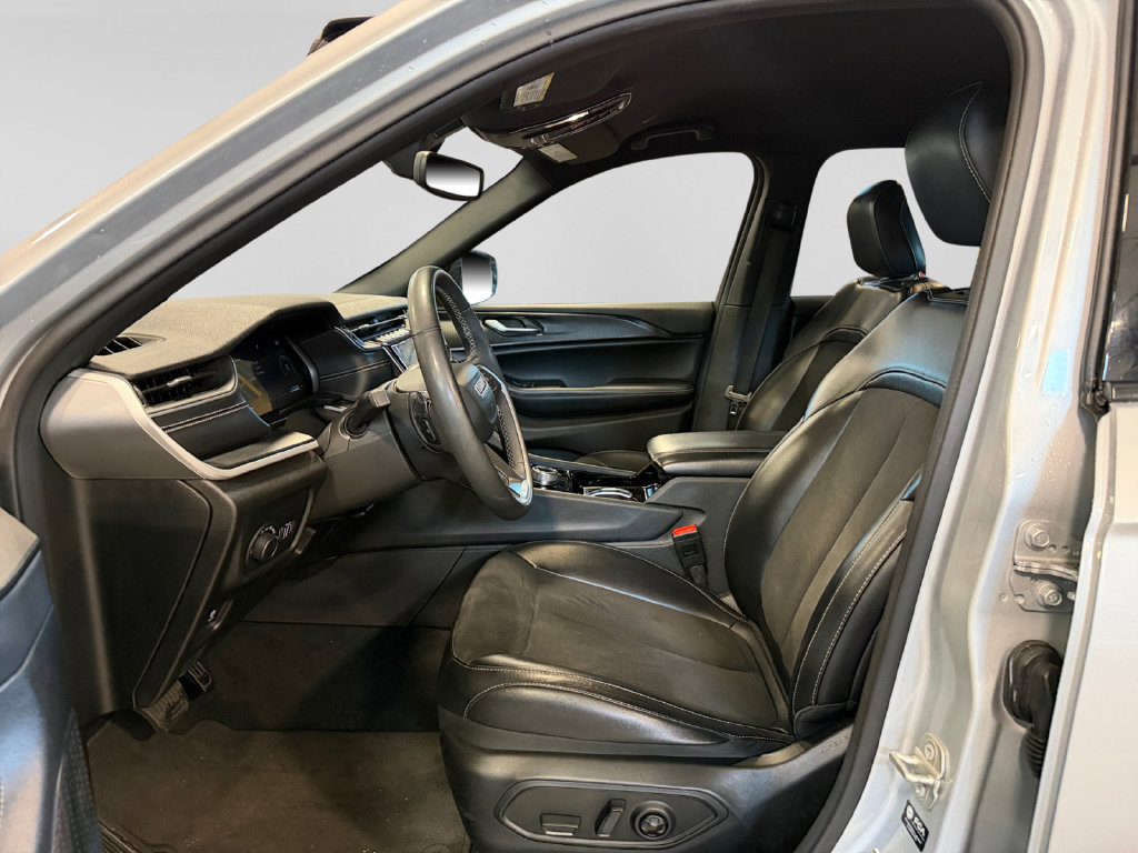 Used 2023 Jeep Grand Cherokee Altitude AWD/4WD image 13