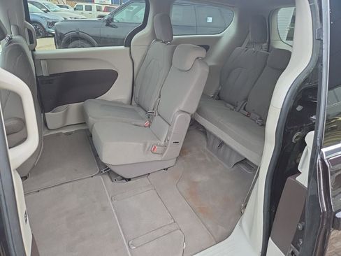 Used 2017 Chrysler Pacifica Touring image 24