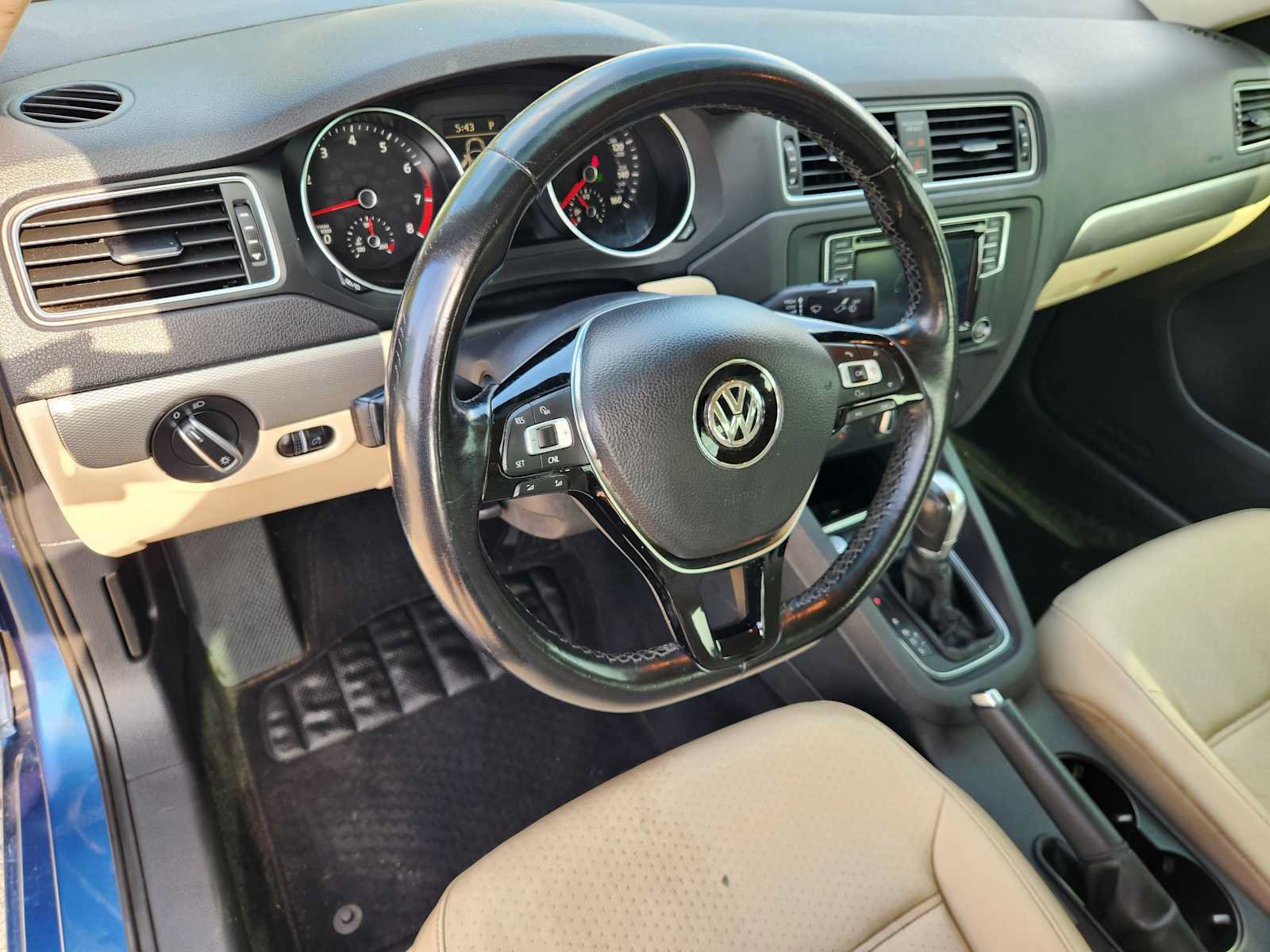 Used 2017 Volkswagen Jetta SE FWD image 2