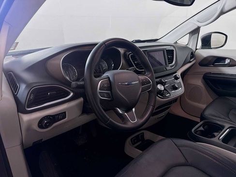 Used 2018 Chrysler Pacifica Touring-L FWD image 6