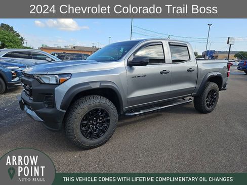Used 2024 Chevrolet Colorado Trail Boss w/ Advanced Trailering Package AWD/4WD image 5