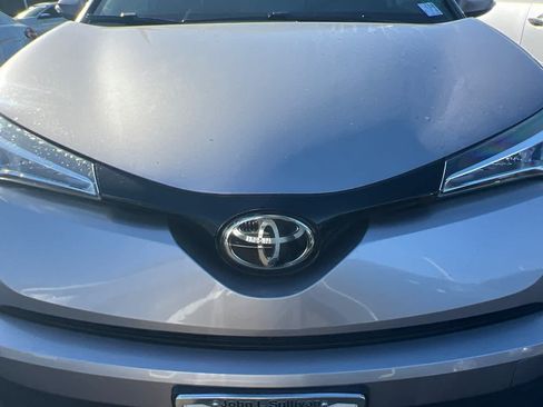 Used 2019 Toyota C-HR LE FWD image 12