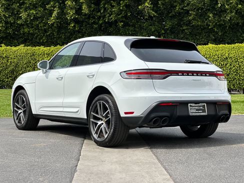 Certified 2025 Porsche Macan image 3