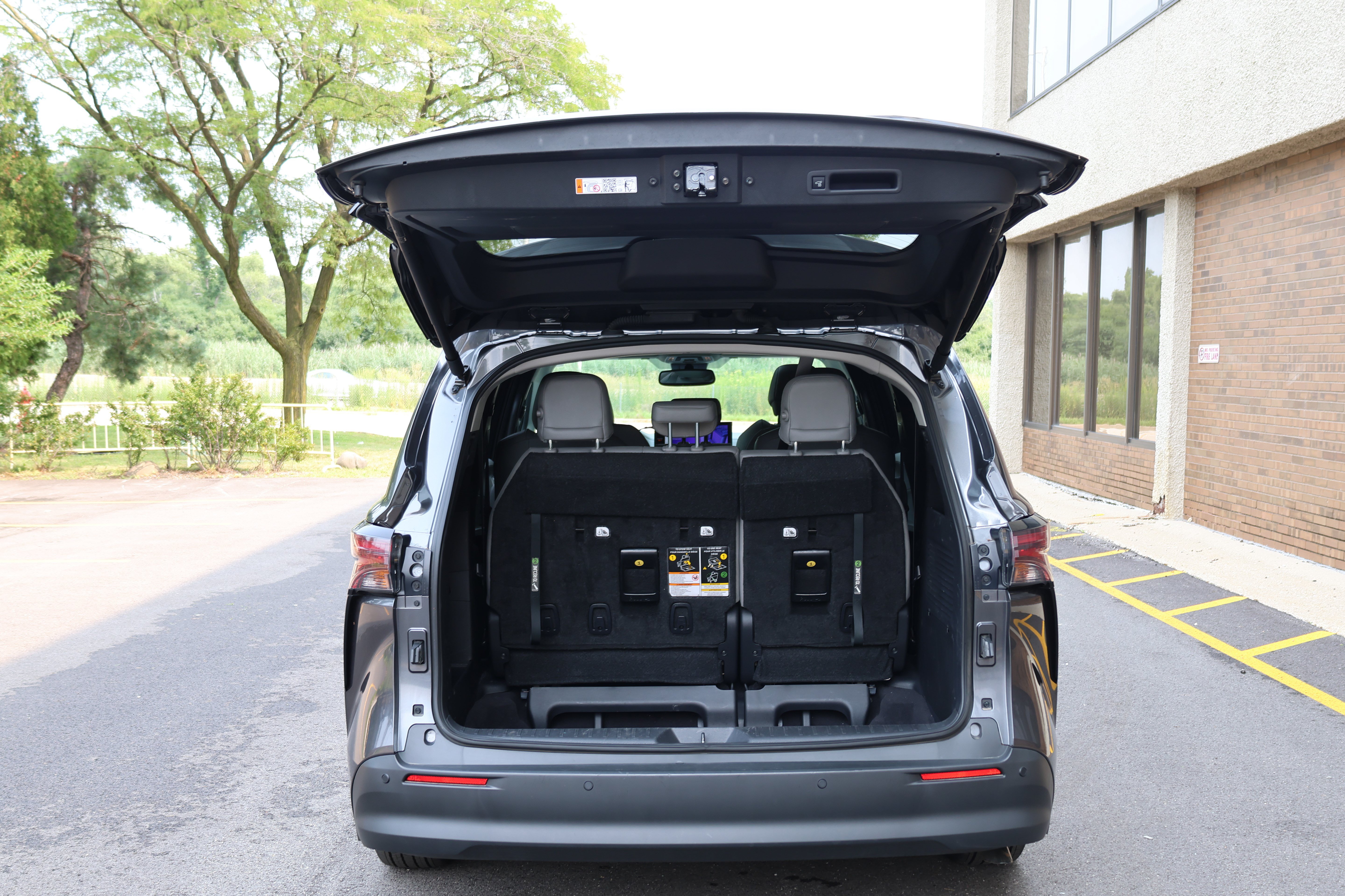 Certified 2025 Toyota Sienna XLE FWD image 5