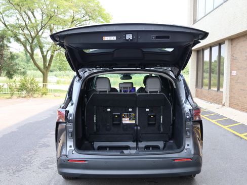 Used 2025 Toyota Sienna XLE FWD image 5